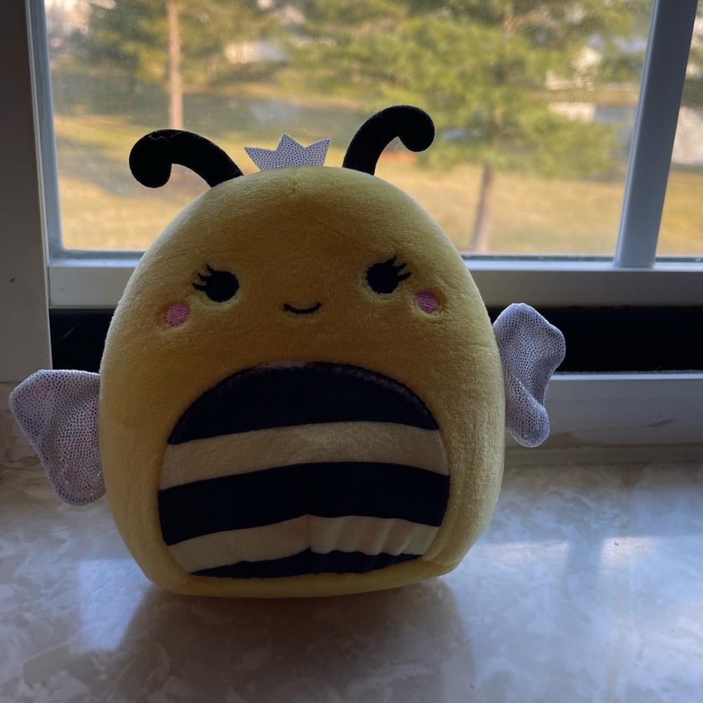 Bee squishmallow